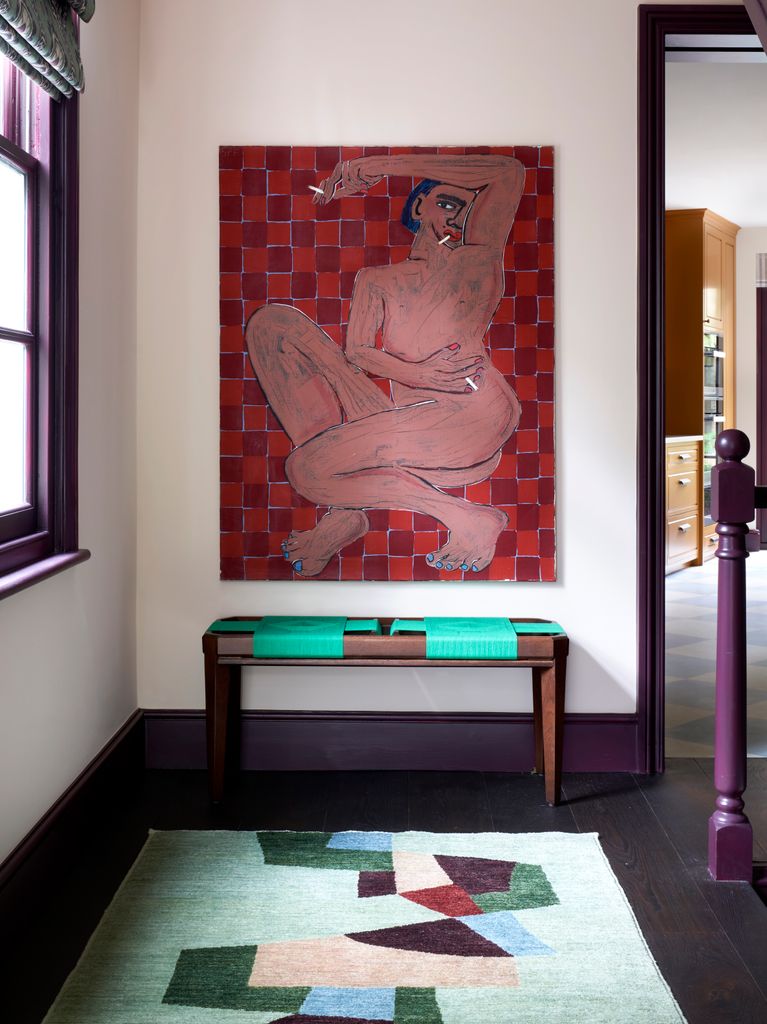 Pasillo con obra de arte contemporáneo