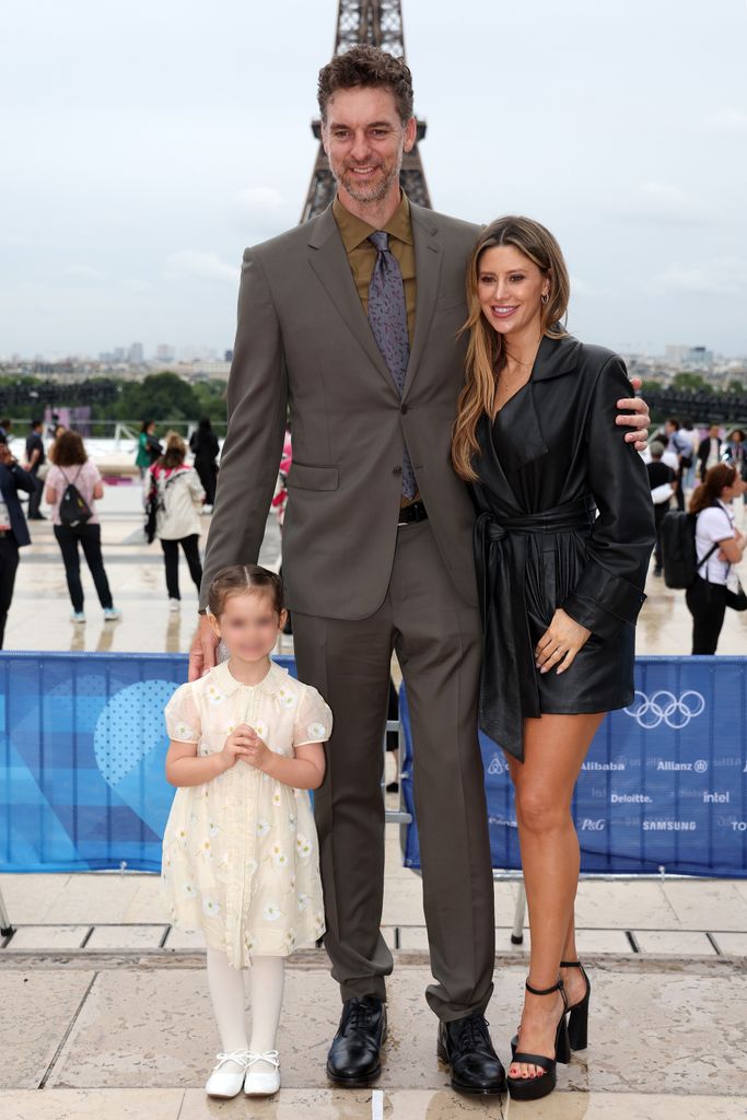 Pau Gasol con su mujer y su hija en la cremonia de inauguración de los Juegos Olímpicos de París