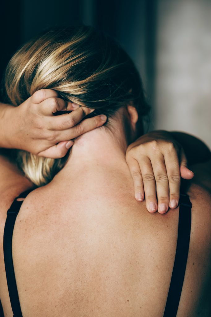 chica tocando cuello
