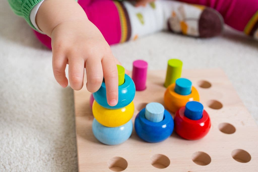 Niño pequeño jugando con piezas de madera