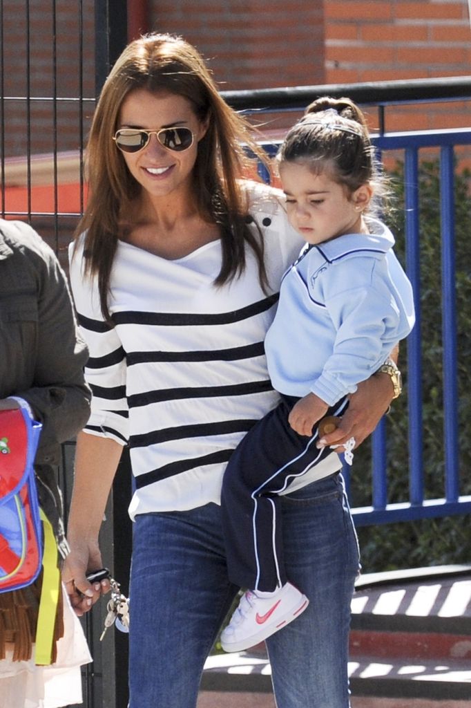 Paula Echevarría con su hija Daniella paseando por las calles de Madrid el 30 de septiembre de 2010 