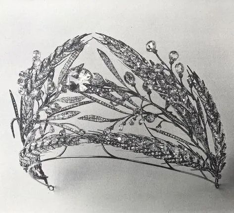 Foto en blanco y negro de la tiara original de espigas de trigo, encontrada en los archivos de Christie's. 