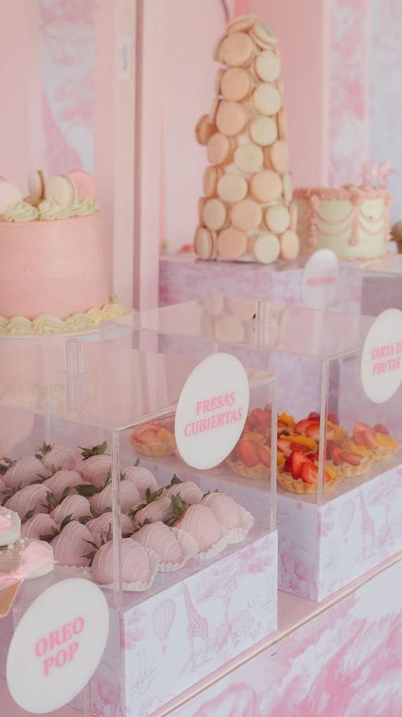 Los invitados disfrutaron de deliciosos dulces y postres.