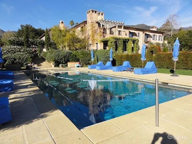 La piscina en su imponente mansión.