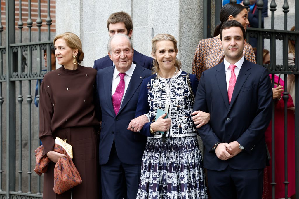 El rey Juan Carlos, con sus hijas y parte de sus nietos en la boda de José Luis Martínez Almeida en abril de 2024