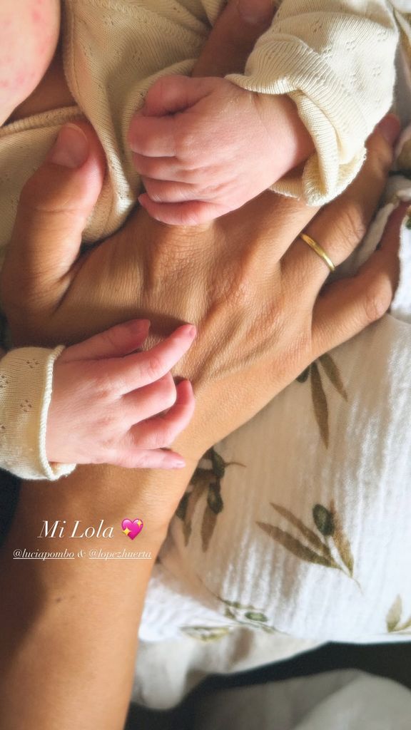 Marta Pombo con la pequeña Lola