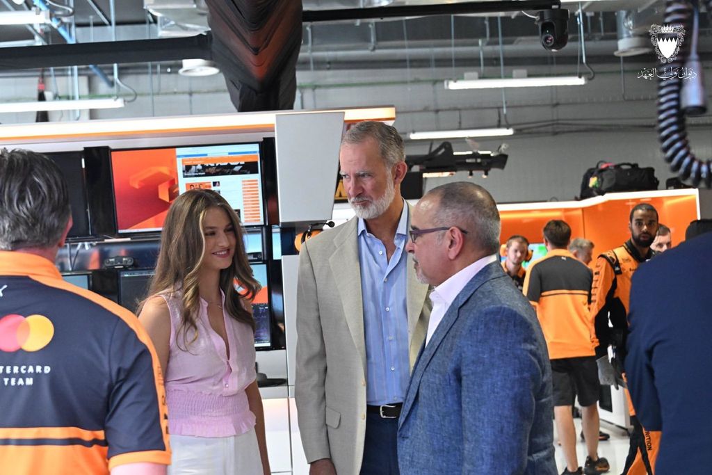 La princesa Leonor, junto a su padre, y el príncipe heredero de Baréin, Salman bin Hamad Al Khalifa