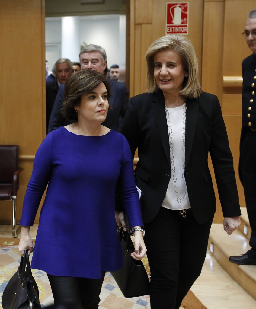 Imagen de archivo de Soraya Sáenz de Santamaria y Fátima Báñez en 2018 cuando formaban parte del gobierno de Mariano Rajoy