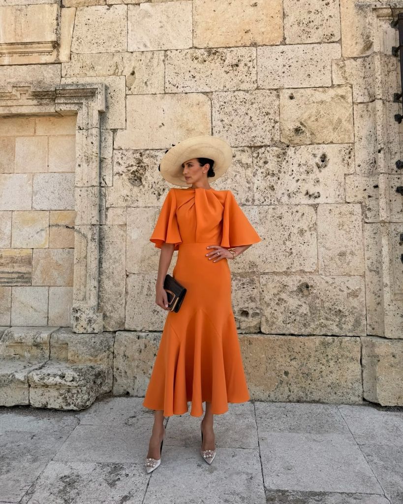 Nieves Álvarez, la invitada más elegante con vestido naranja y una pamela XL en una boda de final de verano