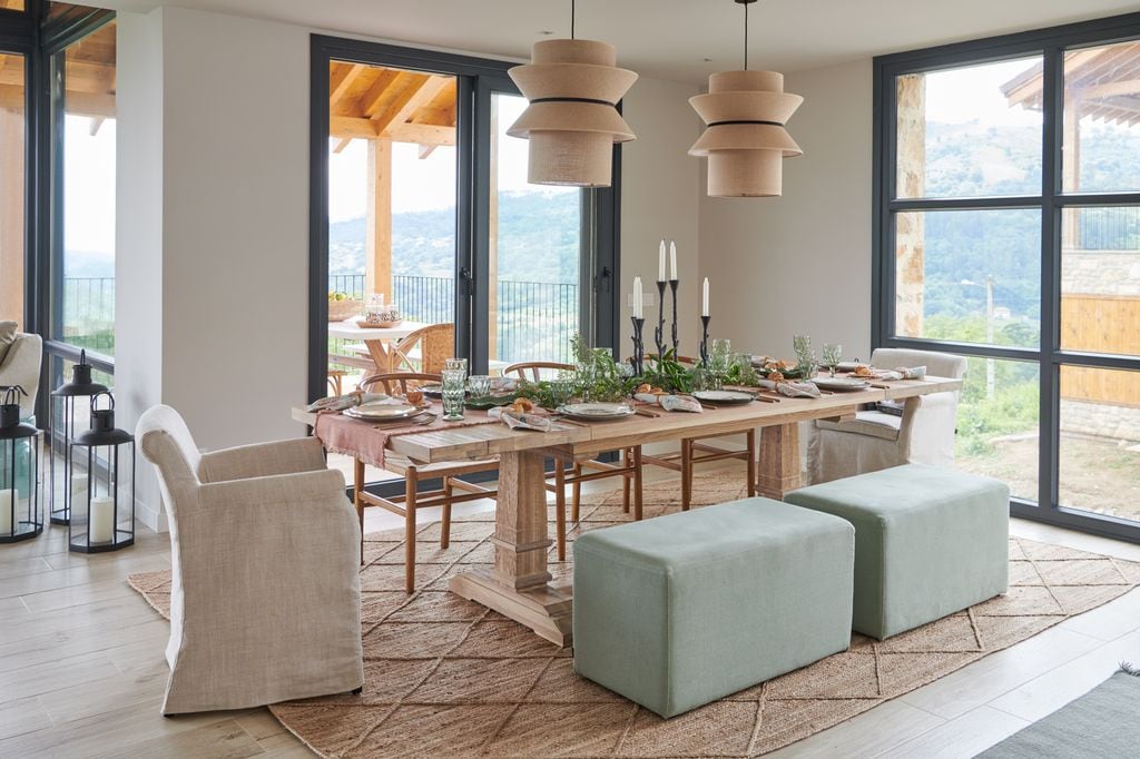 Mesa larga de madera con patas labradas