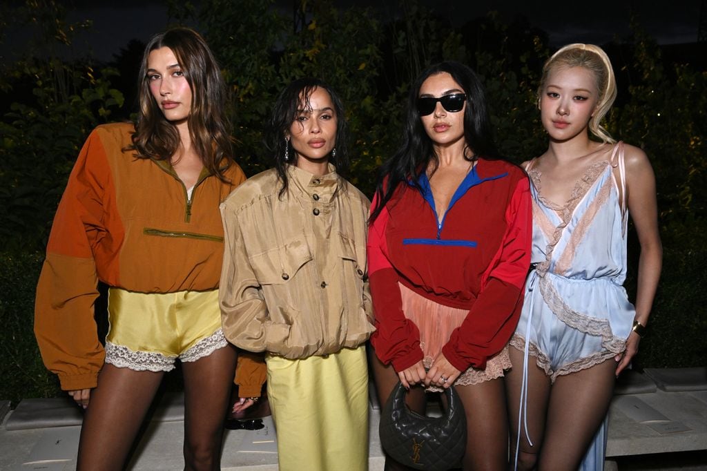 Hailey Bieber, Zöe Kravitz, Charli XCX y Rosé