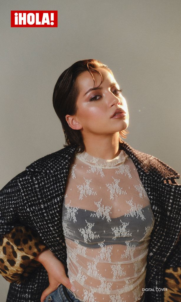 Fotógrafo: Izack Morales | Stylist: Odile Iturraspe | Peinado y Maquillaje: Jamie Harper | Chaqueta: D&G | Top: Lace top – Zimmermann | Bra: D&G | Falda: Denim mini skirt – D&G | Cinturón: Thin leather belt Chloé | Botas: Chloé | Joyería: Marie-Lise Lachapelle
