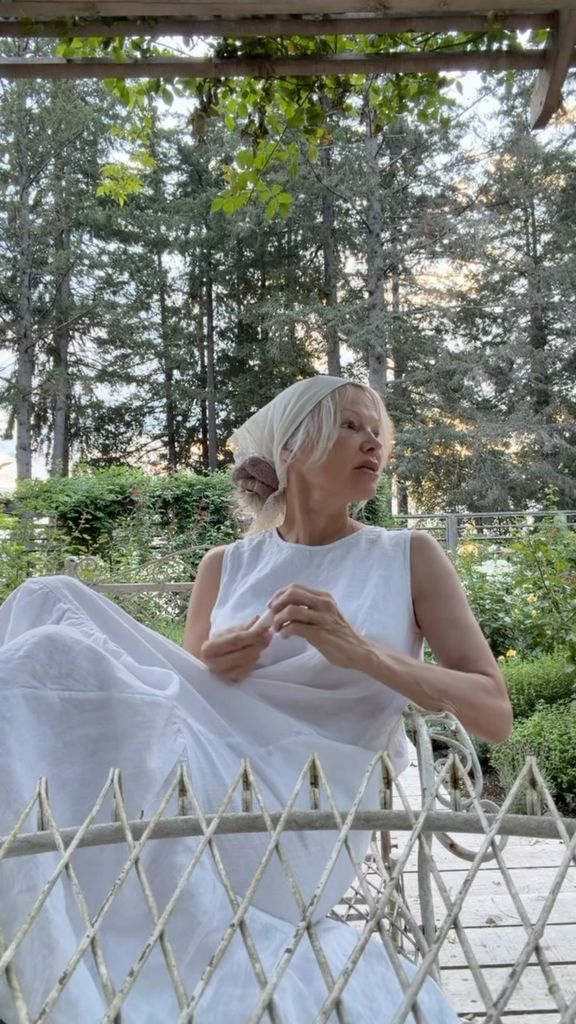 Pamela Anderson en su jardín