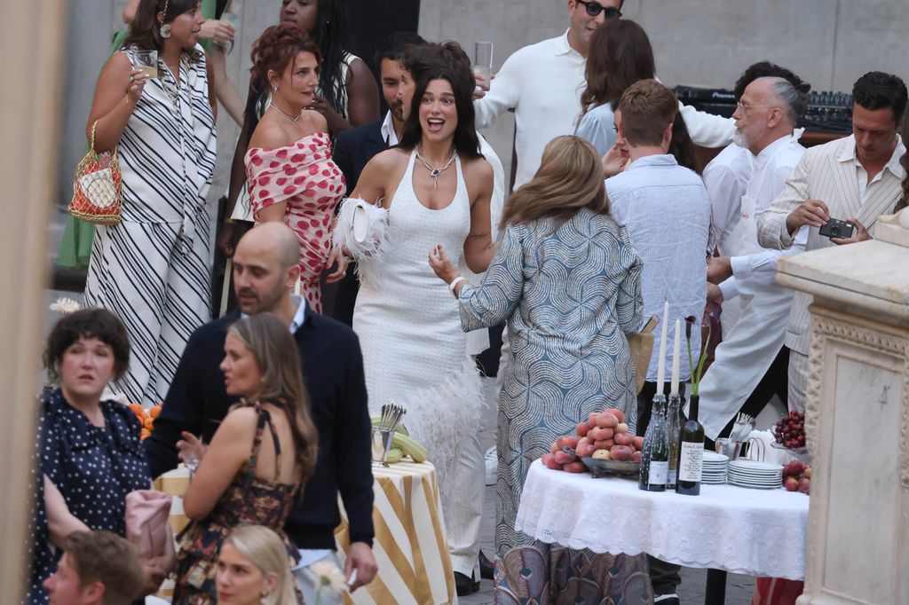 Dua Lipa y su esposo Callum Turner esstuvieron de lo más felices en la fiesta previa a su boda religiosa