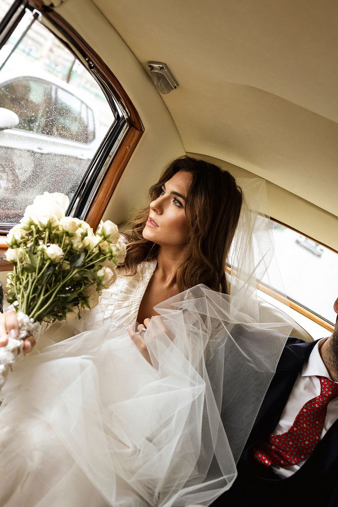 Ramo de novia de tallo largo con rosas