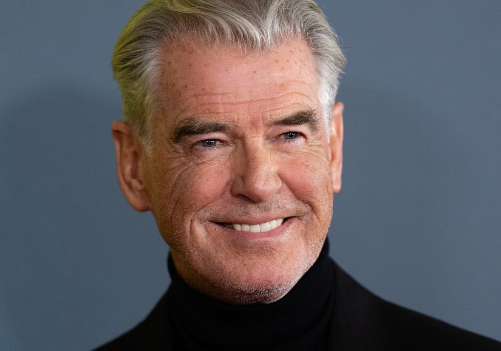 Primer plano de Pierce Brosnan, que en mayo cumplirá 73 años