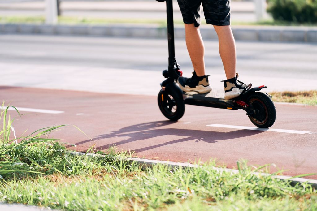 La nueva normativa permitirá a los agentes sancionar e inmovilizar patinetes que no cumplan con los requisitos exigidos