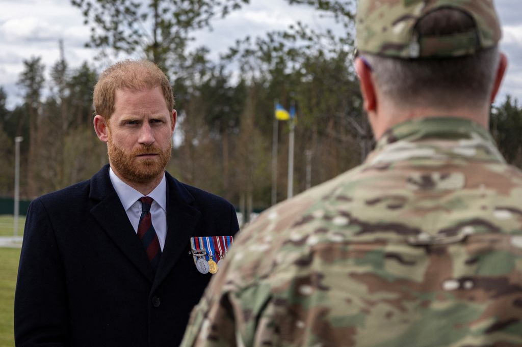El príncipe Harry escucha el testimonio de un soldado ucraniano