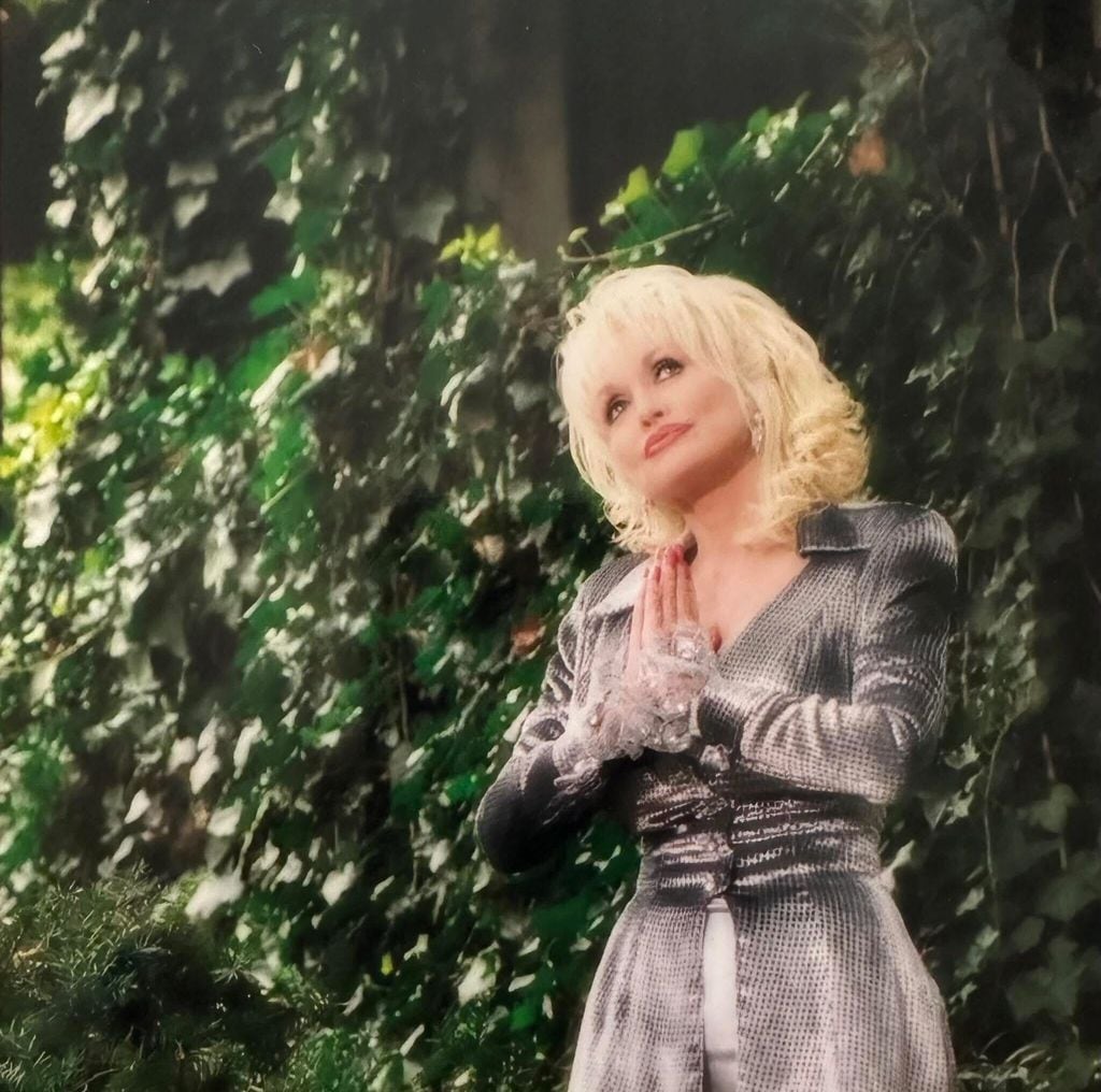 Freida Parton pidió oraciones para su hermana Dolly y acompañó su mensaje con esta fotografía.