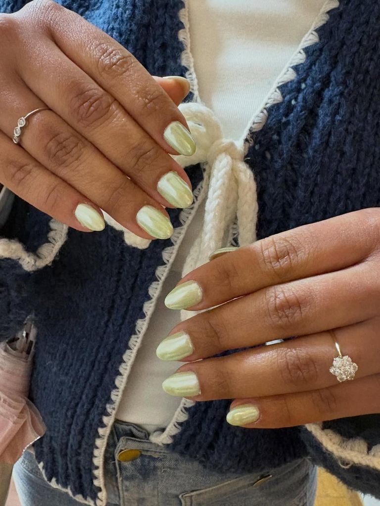 Manicura en tonos verde efecto espejo