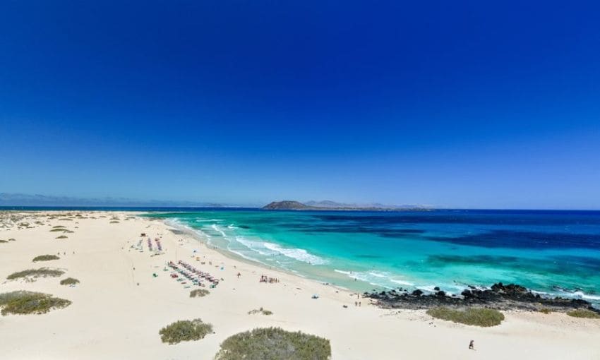 Playa de Corralejo y al fondo, Isla de Lobos.