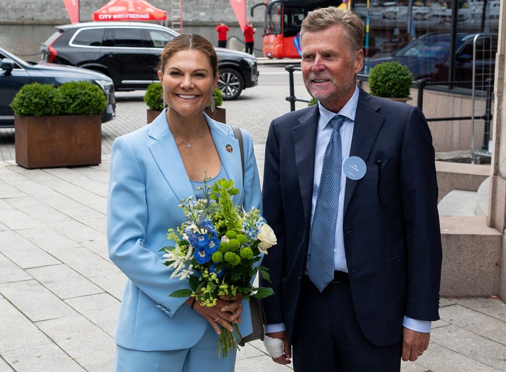 Victoria de Suecia traje azul