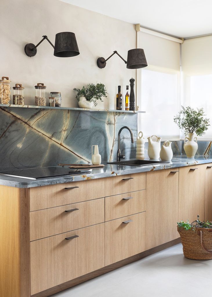 Cocina con muebles de madera.  