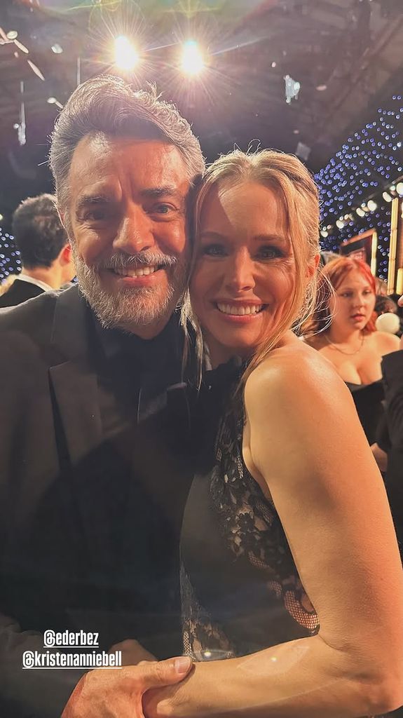 Eugeniop Derbez junto a Kristen Bell 