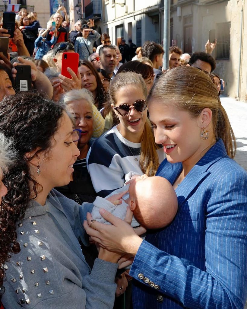 Leonor sosteniendo a un bebé en su viaje a Navarra el pasado septiembre