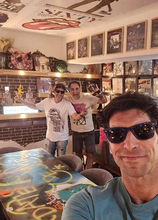 Cayetano Rivera con amigos
