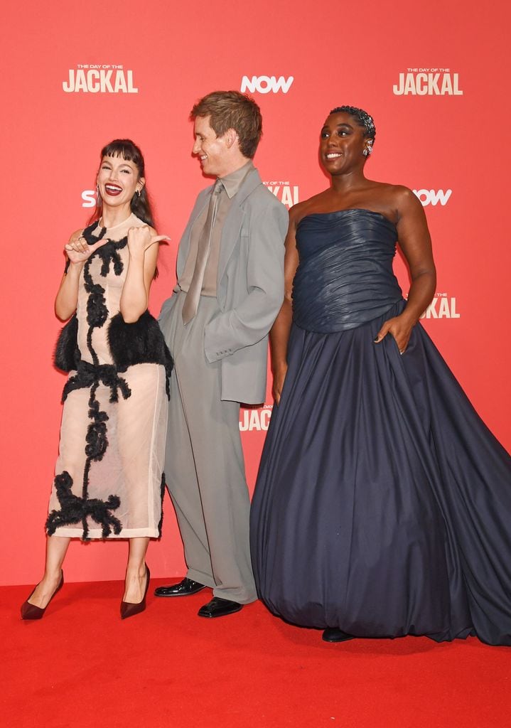 Úrsula Corberó, Eddie Redmayne y Lashana Lynch en la premiere de Jackal