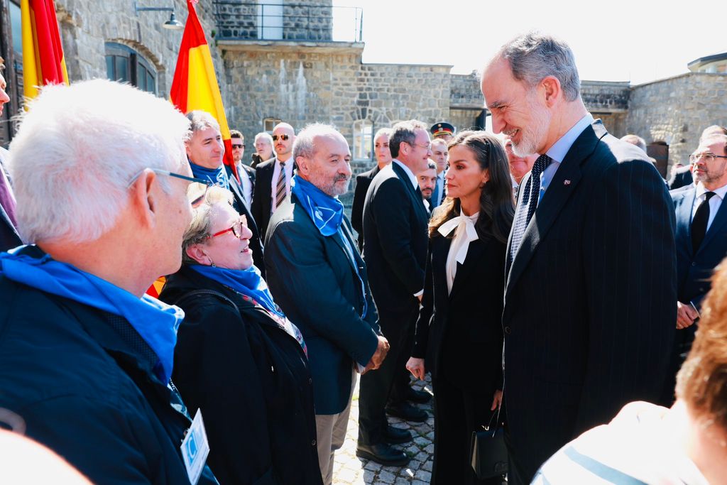 Los Reyes saludan a los representantes de la Amical de Mauthausen y familiares de víctimas 