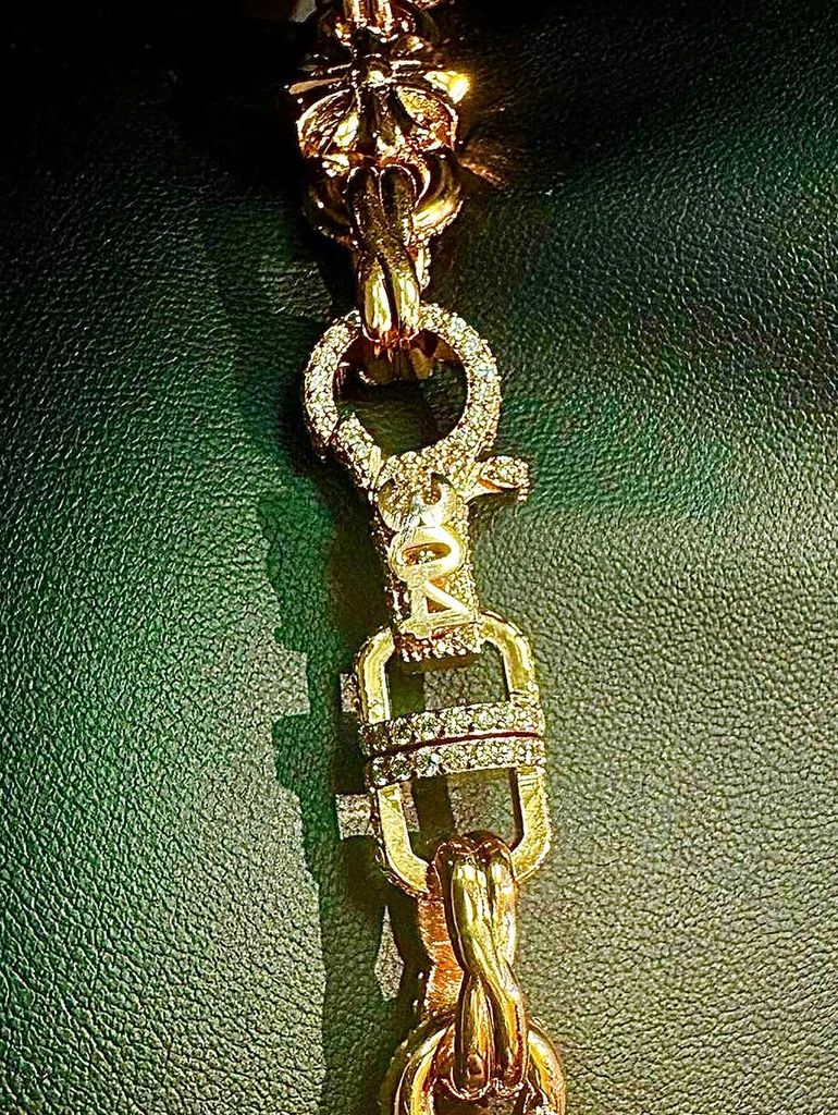 Regalo de El Alfa para Lamine Yamal, una impresionante cadena de oro y diamantes