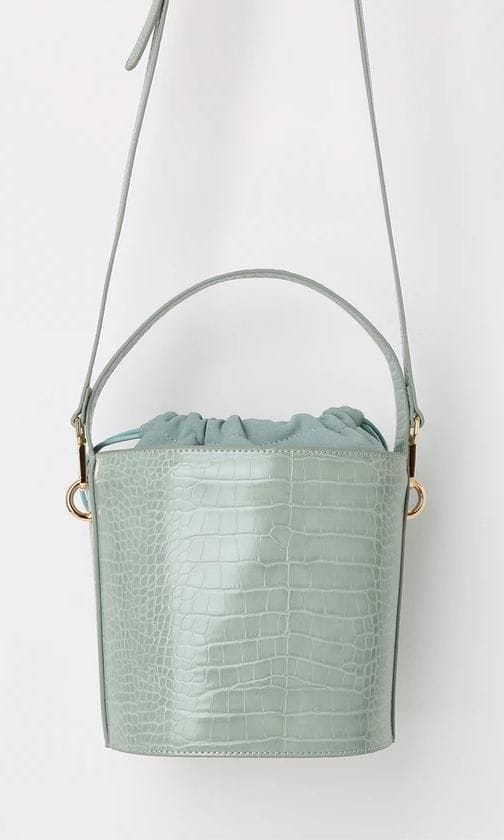 bucket bag mariposa de cuero vegano con relieve de cocodrilo de lulu s