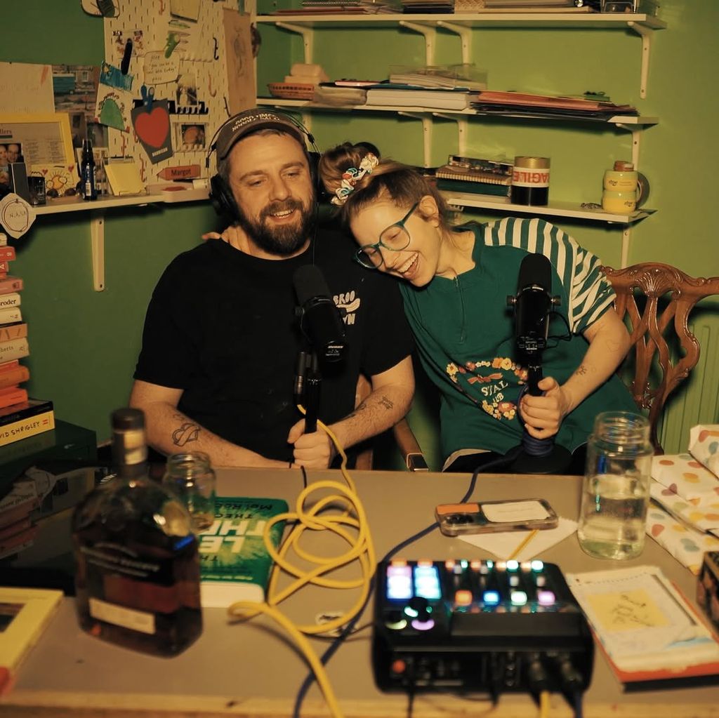 Jessie Cave y Alfie Brown grabando su podcast 'Before we broke up again'