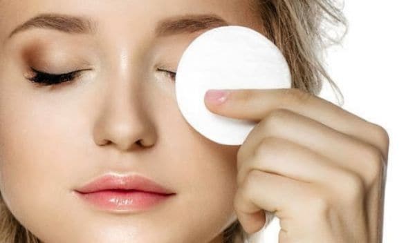 Desmaquillarse en la rutina de belleza diaria 