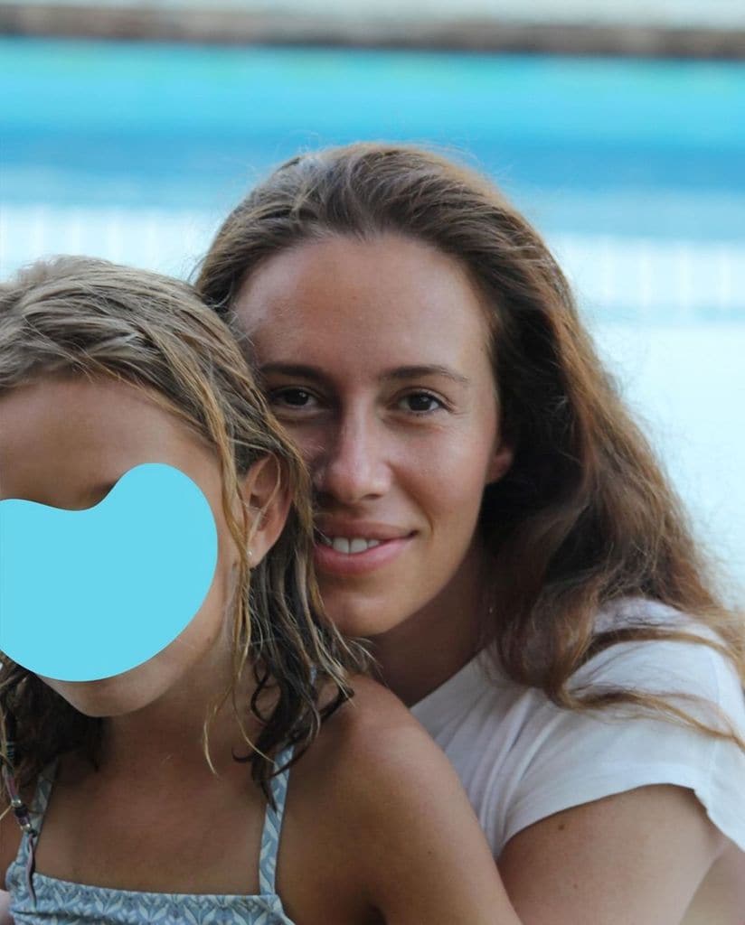Carola con su primogénita, Carmen