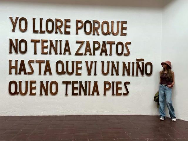 Sara Carbonero durante su visita a la casa del pintor Oswaldo Guayasamín en Quito, convertida en museo