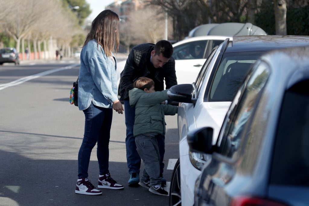 Laura Matamoros y Benji Aparicio, junto a su hijo Matías