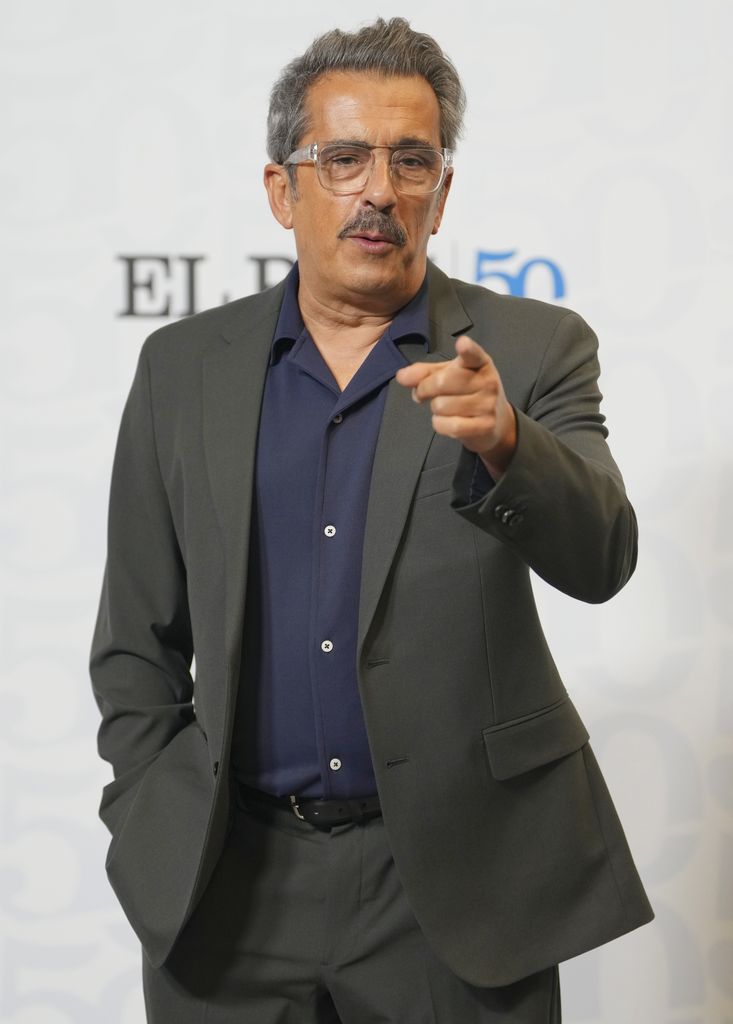Andreu Buenafuente ha cambiado sus gafas y se ha dejado el bigote. 