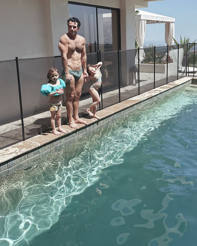 Jwan Yosef con sus dos hijos, los pequeños Lucía y Renn.