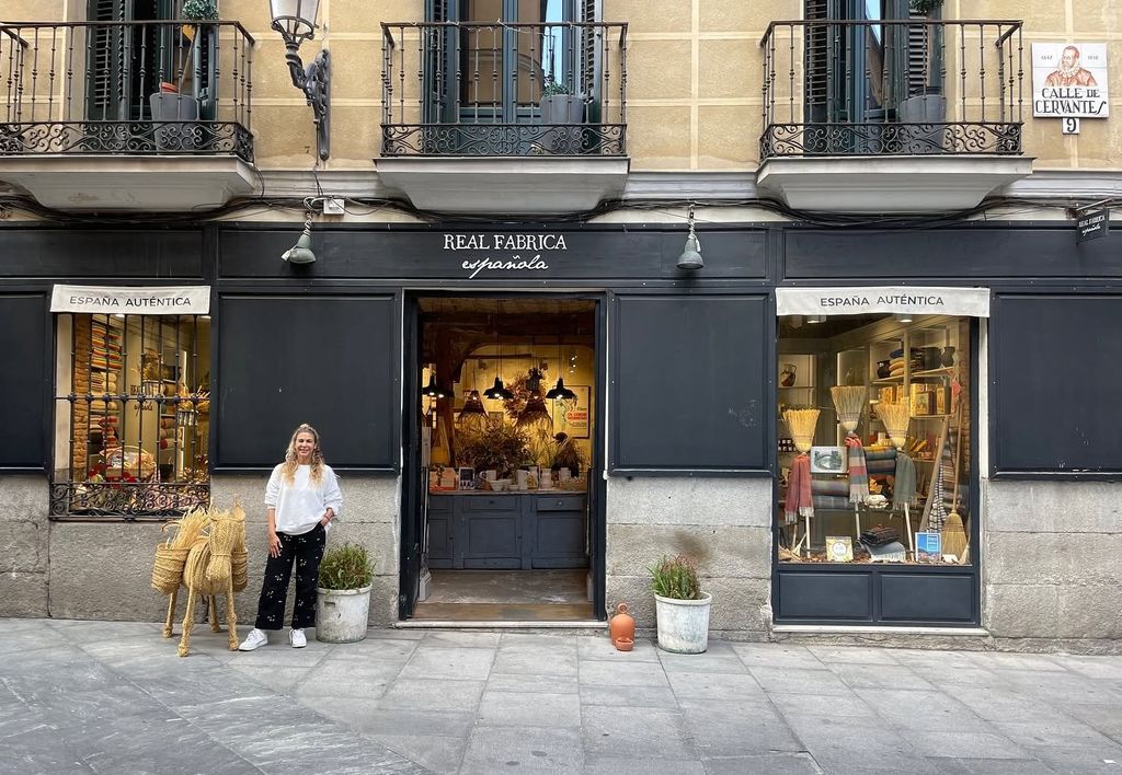 Real Fábrica de España, en la calle Cervantes