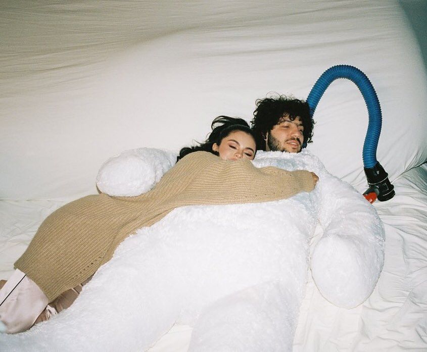 Selena Gomez y Benny Blanco abrazados