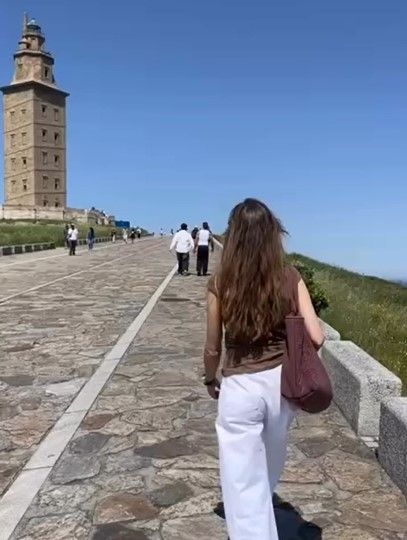 Sara, paseando por la Torre de Hércules, en A Coruña