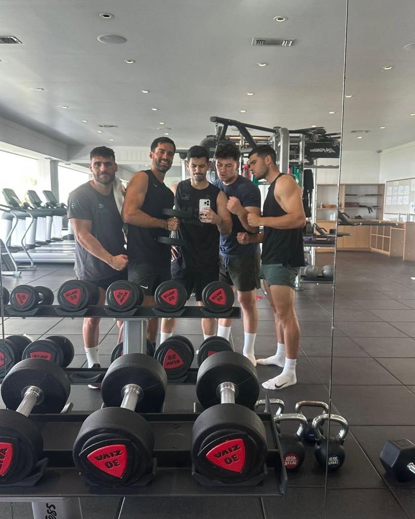 Posando con sus amigos en el gimnasio
