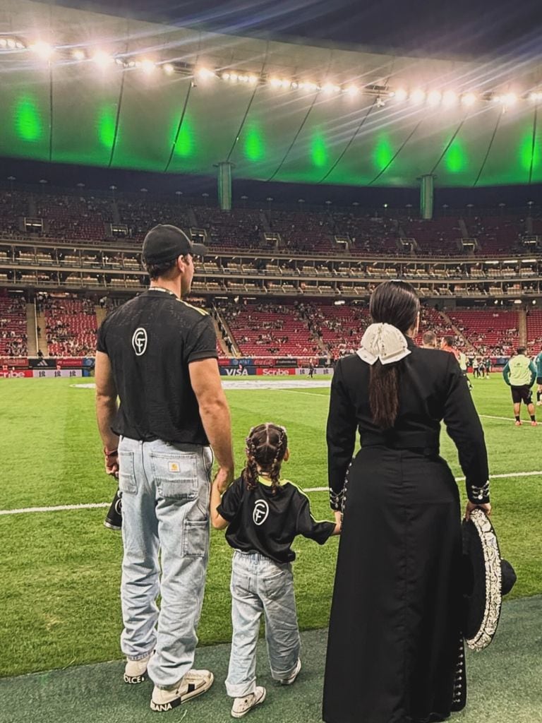 Camila Fernández con su marido y su hija
