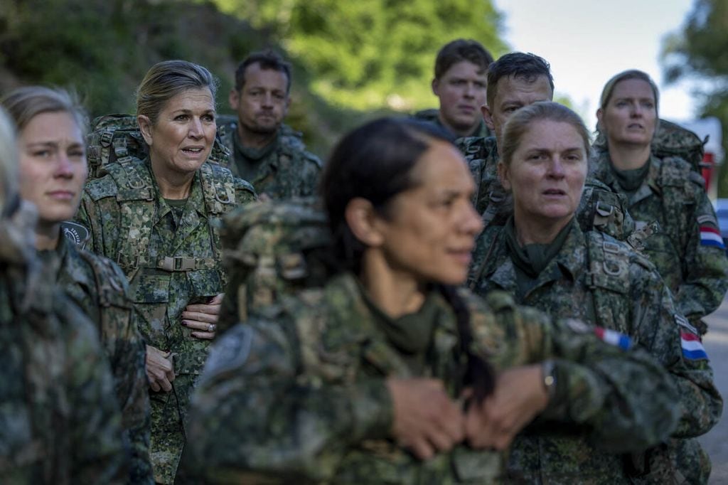 Máxima de Holanda en un entrenamiento militar con un grupo de reservistas 