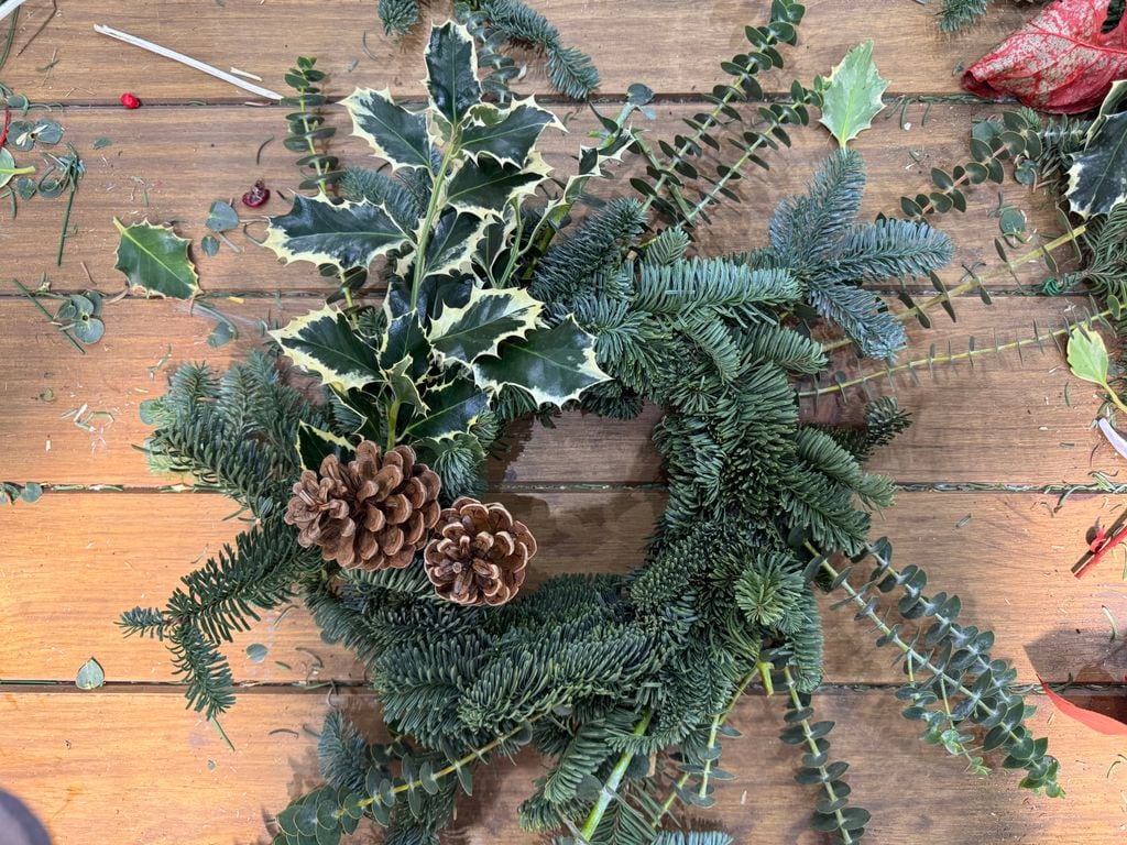 Se añaden a la creación piñas de pino