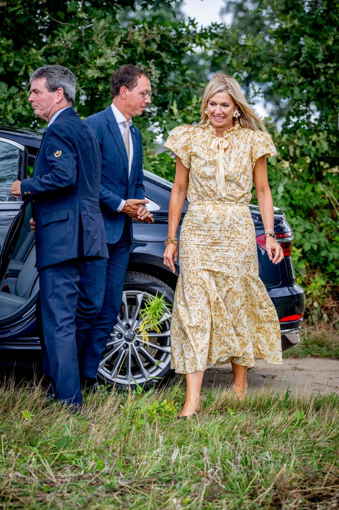 Máxima de Holanda con un look de flores y pendientes de Zara