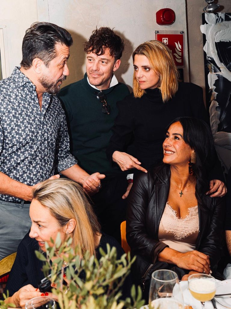 Aldo Comas entre el actor Enrique Arce y su esposa, Macarena Gómez